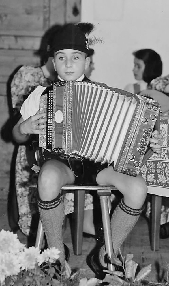 Martin-Regnat-Biografie-Junger-Martin-beim-Musizieren