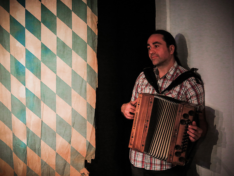 Martin-Regnat-Biografie-Martin-Regnat-mit-Harmonika