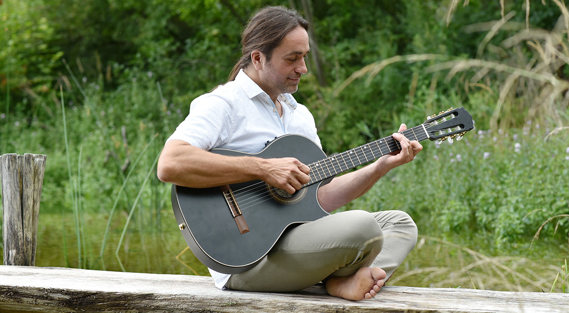 Martin-Regnat-Biografie-Martin-Regnat-mit-Kontragitarre