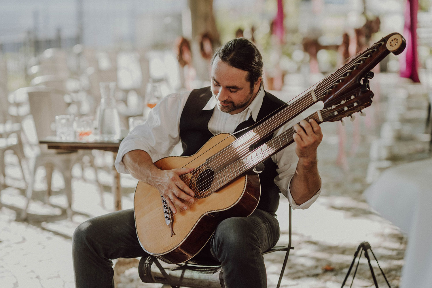 Martin-Regnat-Besetzung-Martin-an-der-Kontragitarre